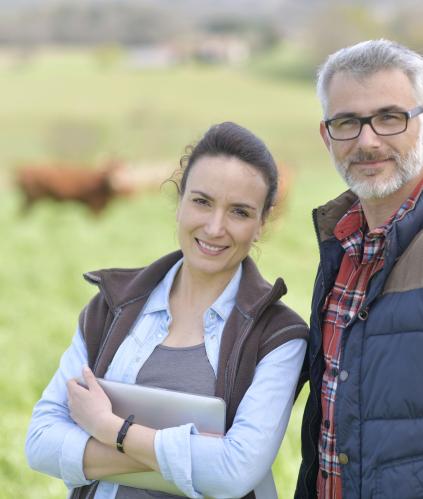 Deux personnes qui réalisent un diagnostic carbone agricole