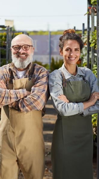 deux personnes en processus de transmission d'entreprise