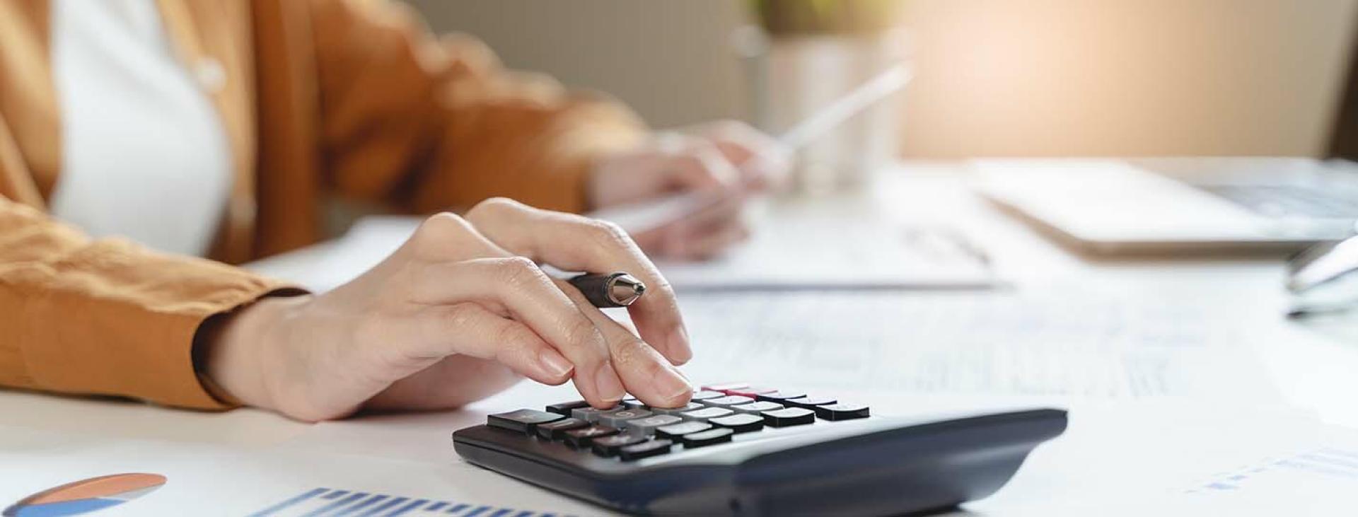 femme utilisant une calculatrice