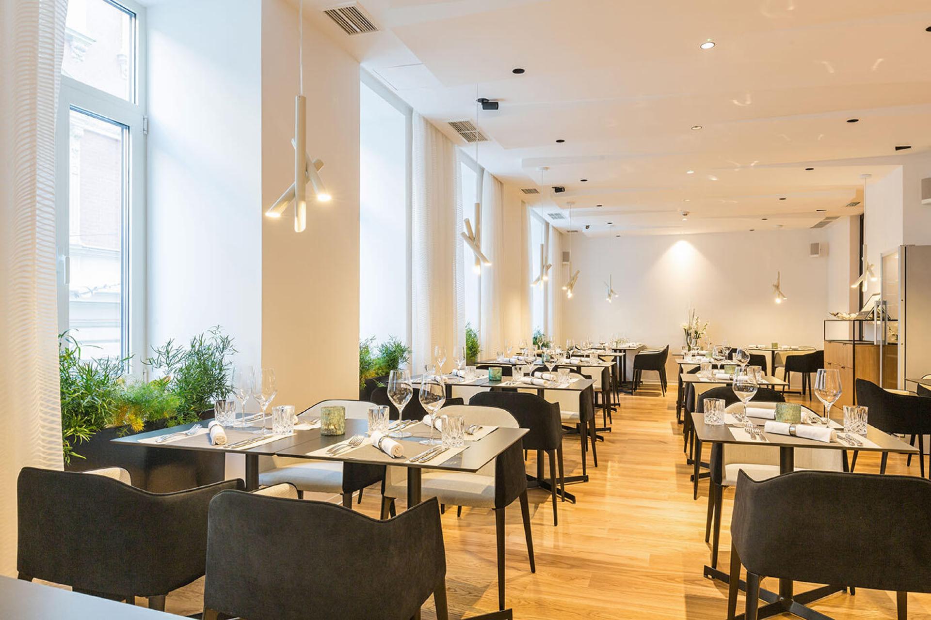 tables dressées dans un restaurant