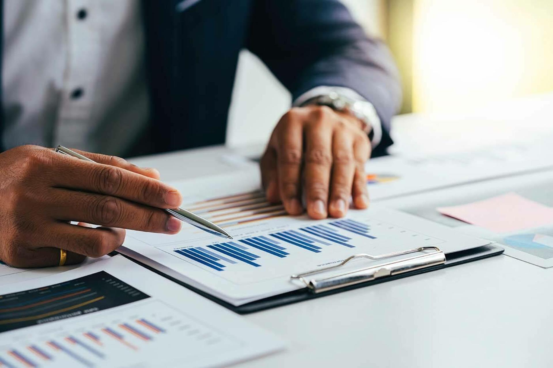 homme étudiant les graphiques de son prêt garanti par l'état