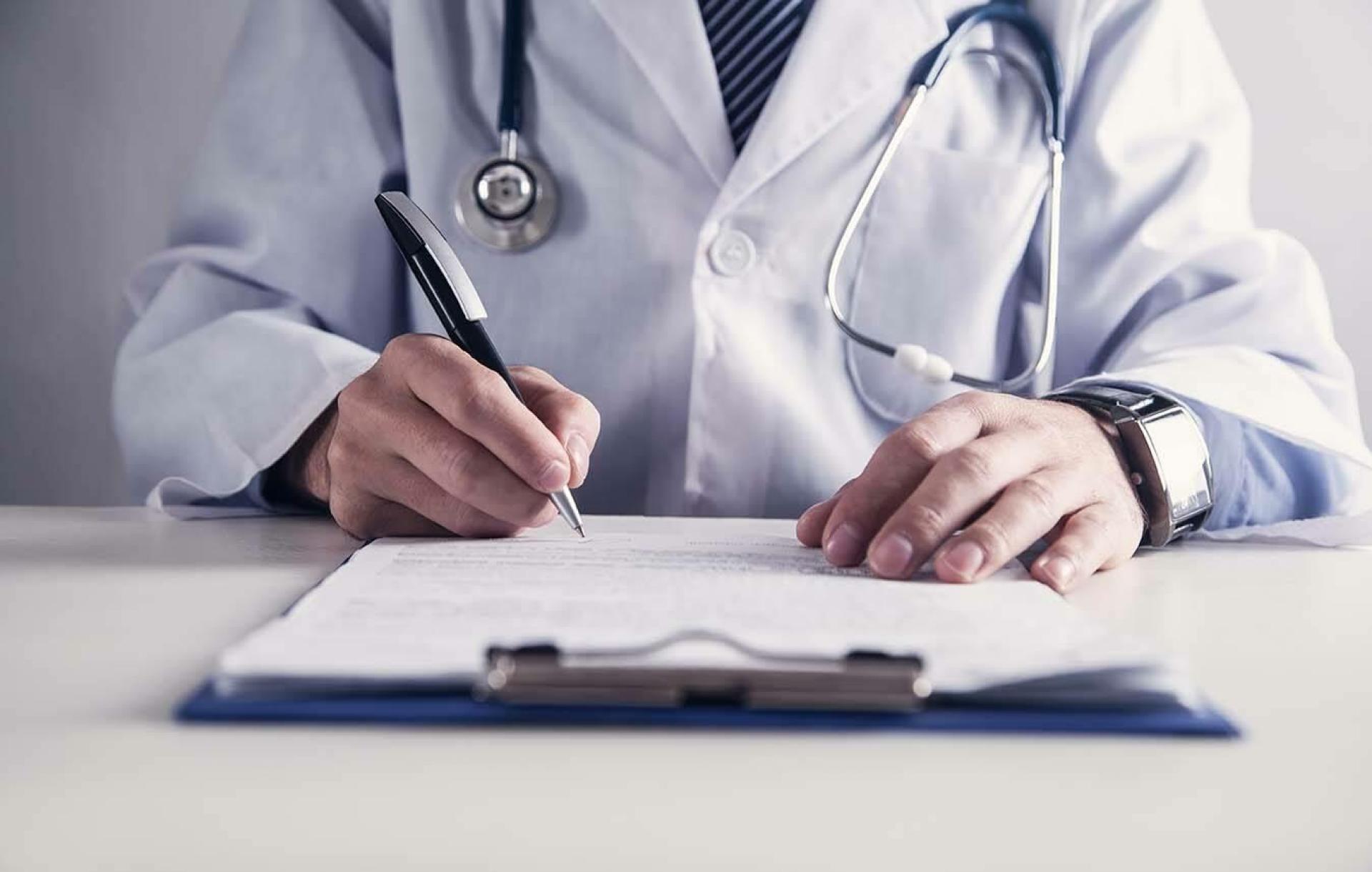 docteur en blouse avec stéthoscope