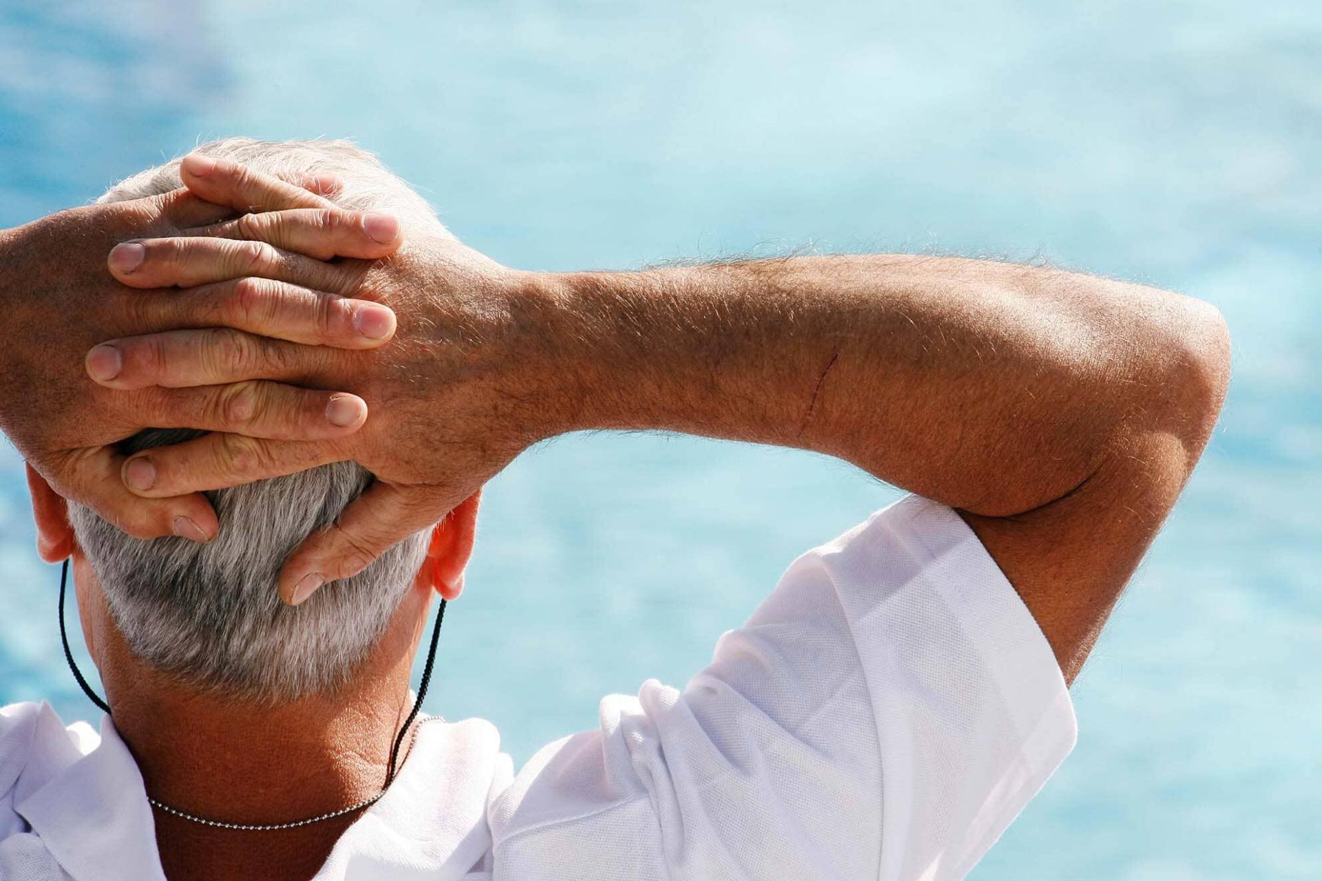 homme retraité de dos