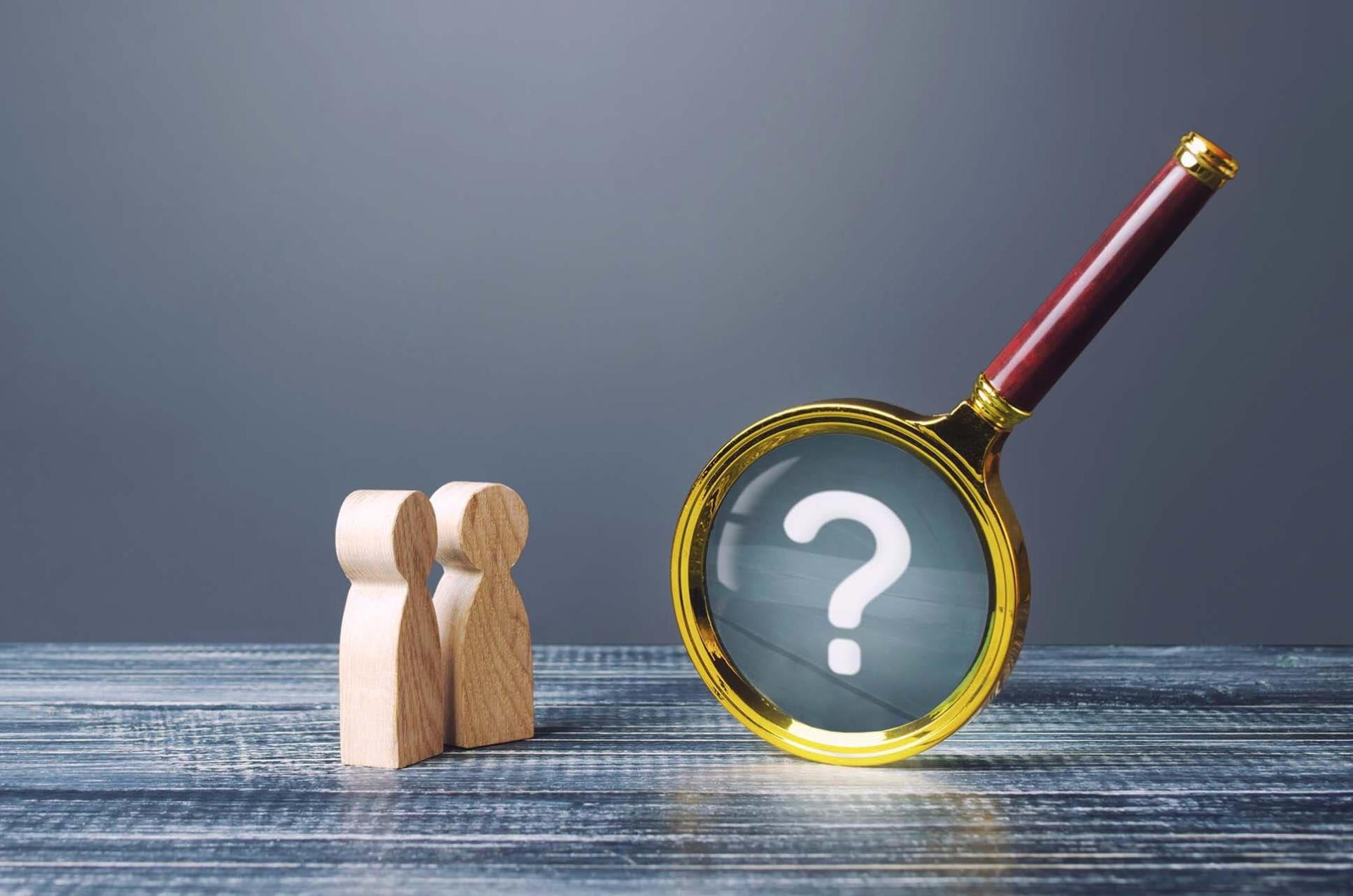 loupe illustrant le zoom sur certains éléments liés aux bulletins de salaire