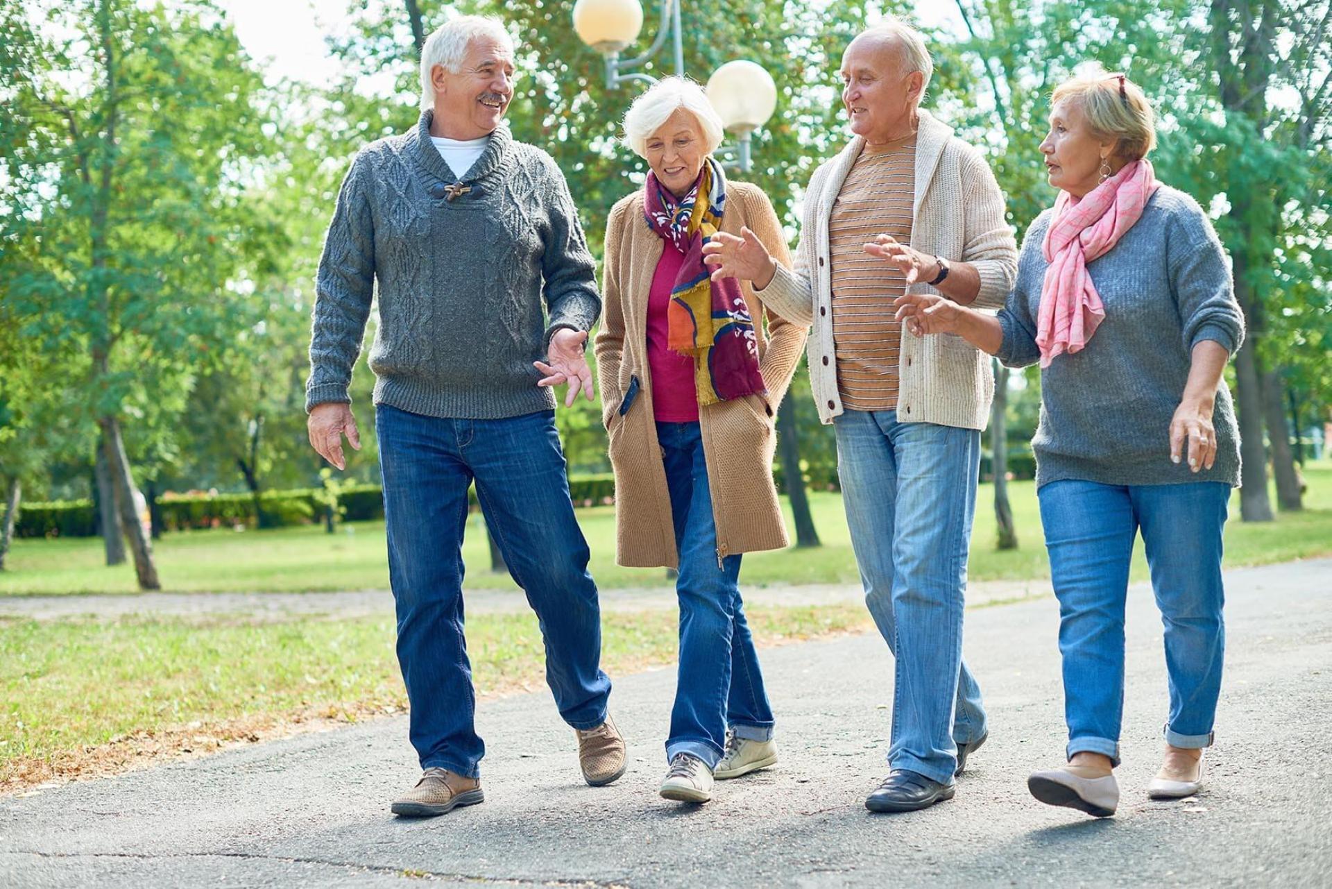 2 couples de retraités se promenant
