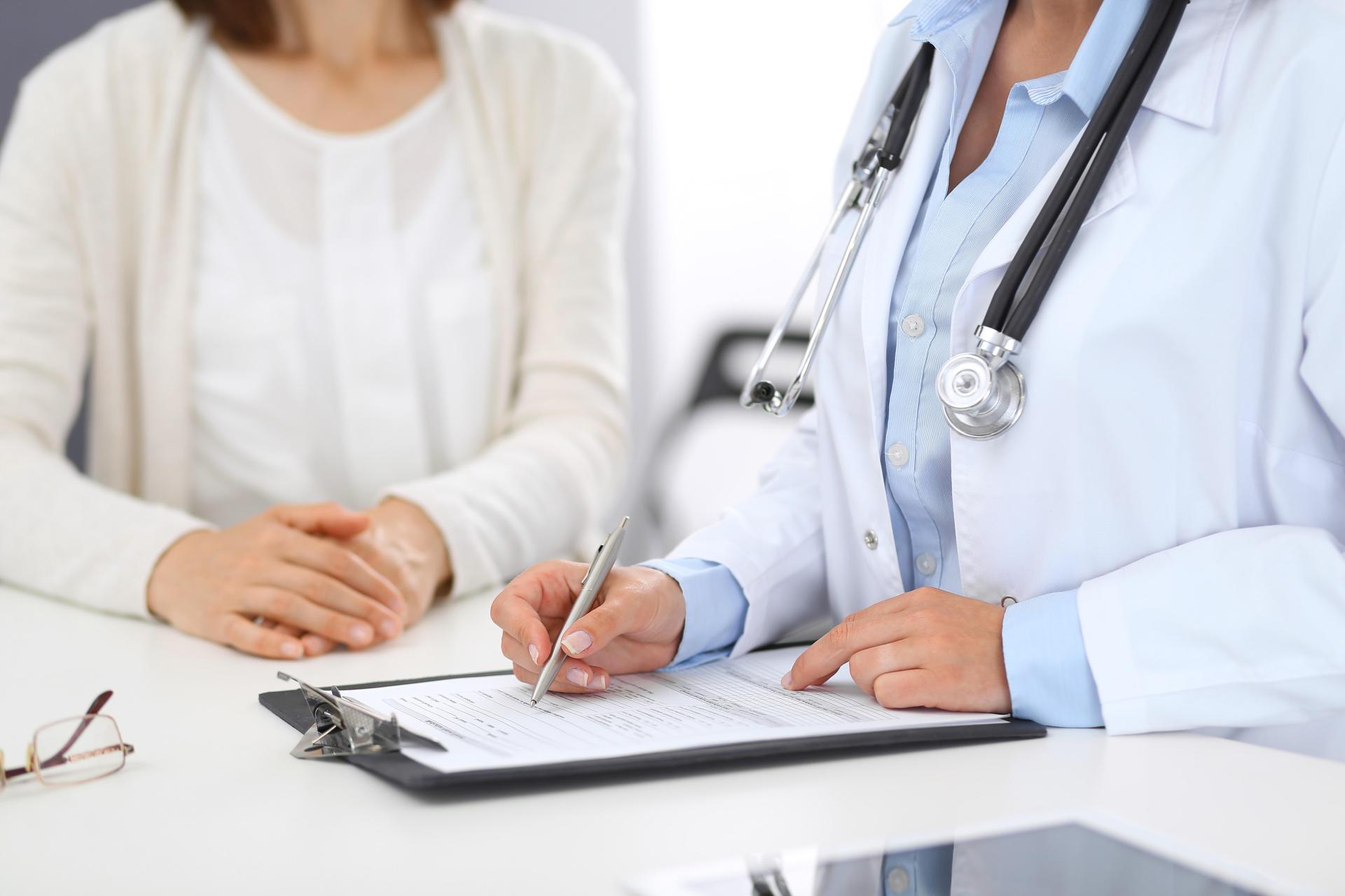 médecin et patient lors d'une consultation pour un arret de travail