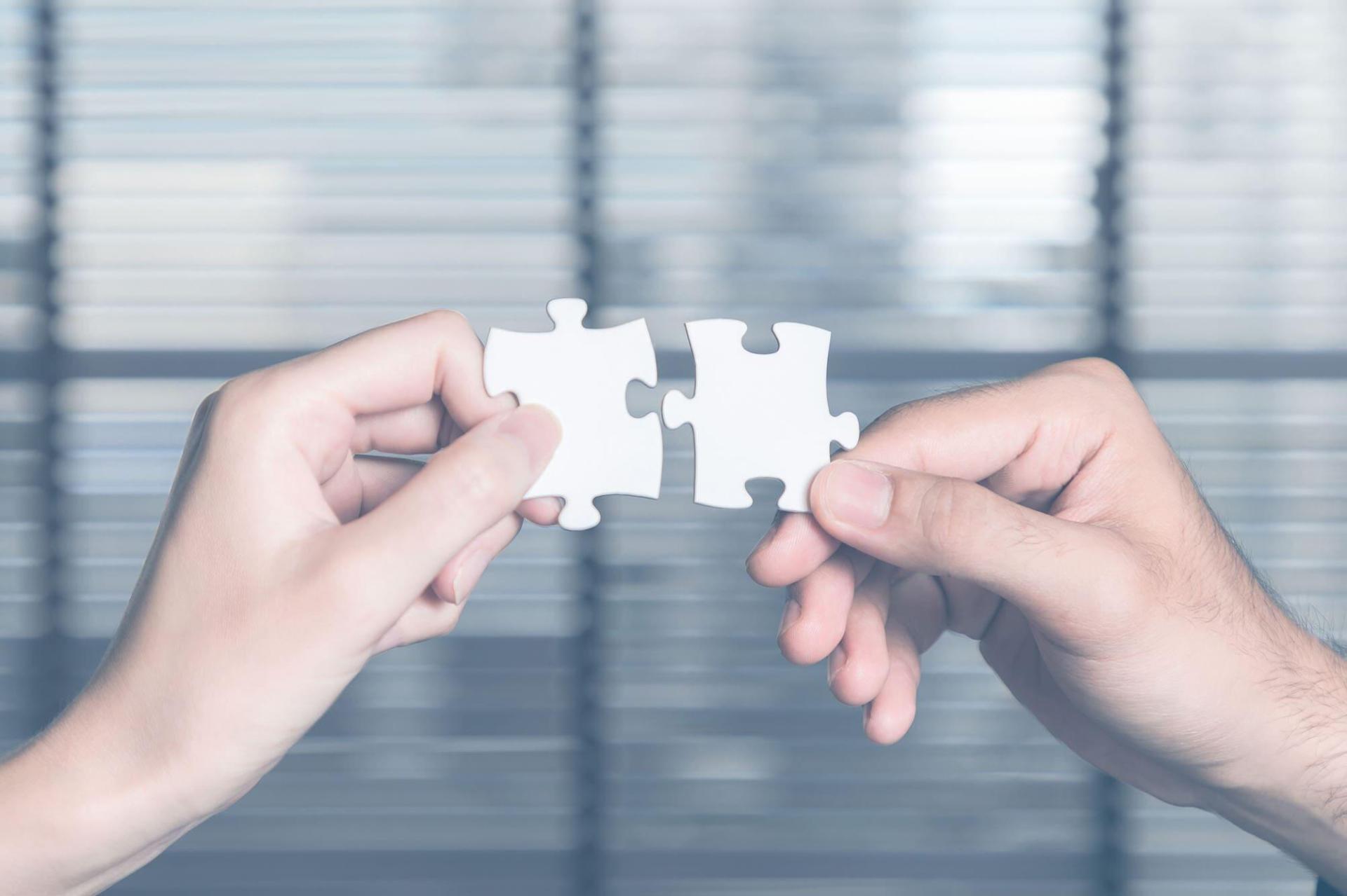 assemblage de 2 pièces de puzzle symbolisant l'association