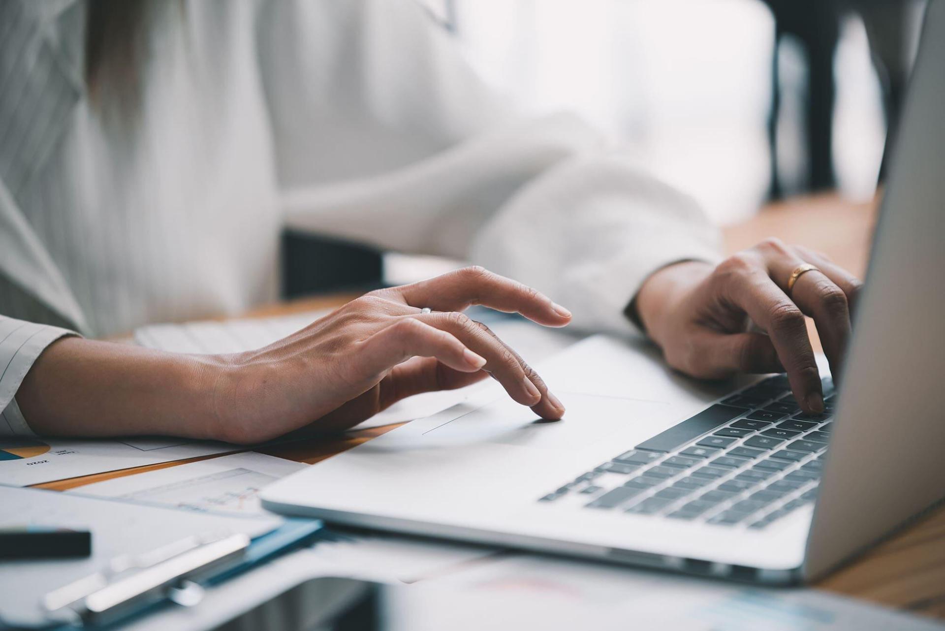 gros plan mains sur clavier d'ordinateur