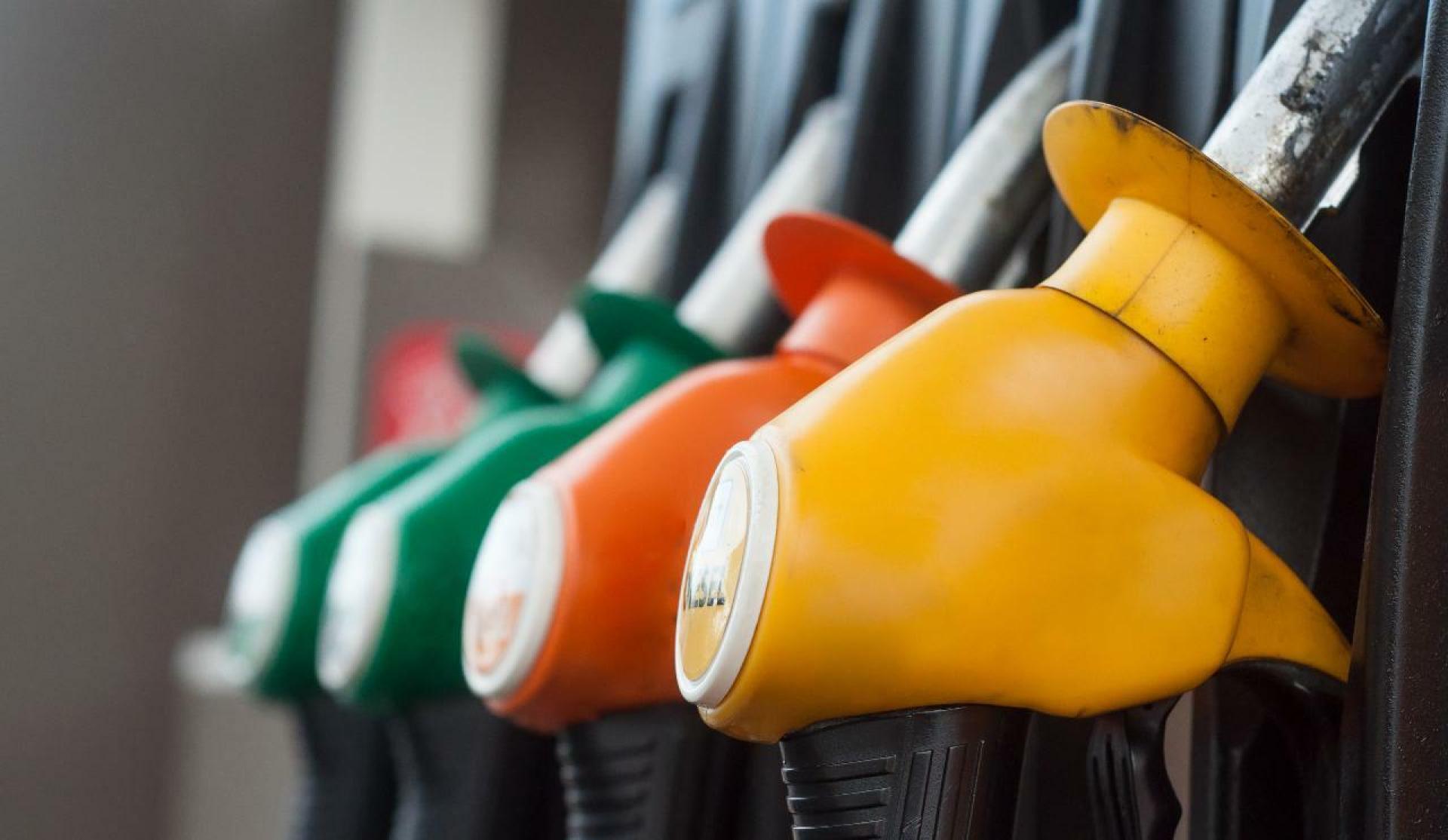 pistolets dans une station essence