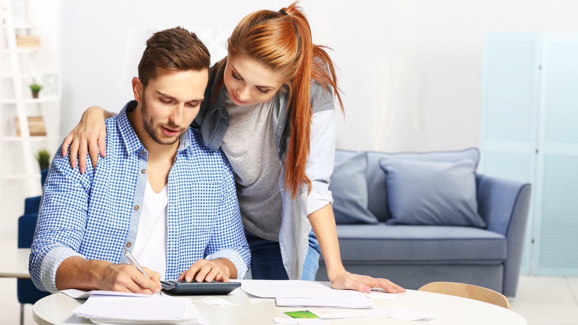 couple faisant des calculs