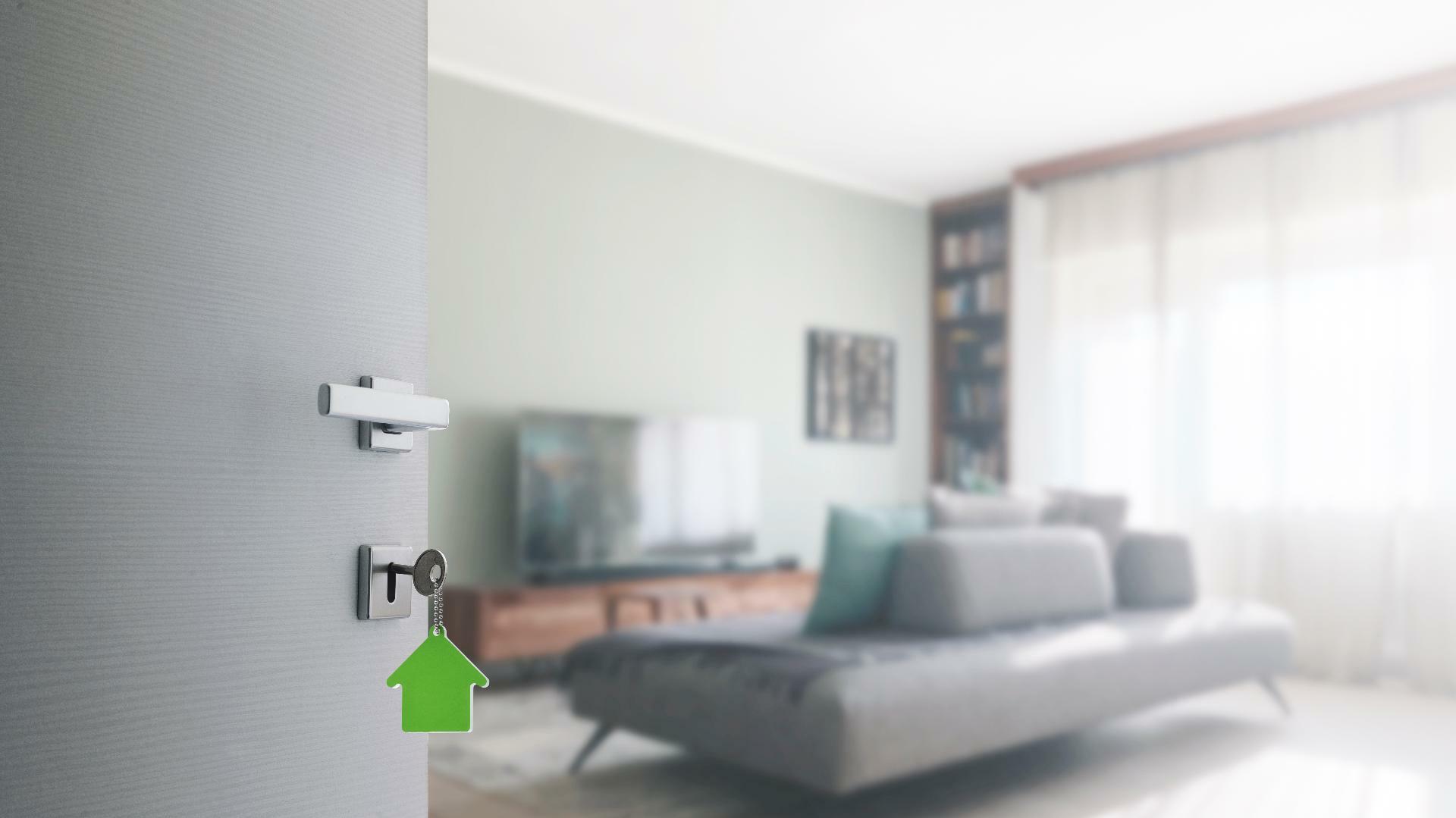 porte avec clef s'ouvrant sur un salon meublé