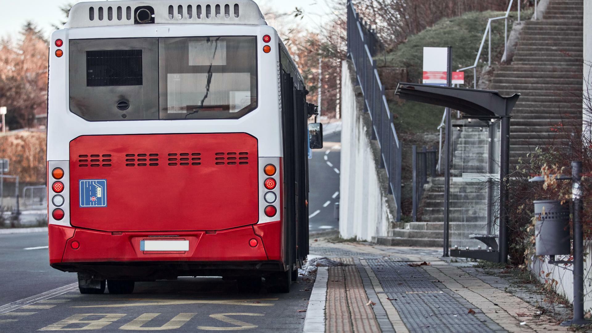 bus à un arrêt de bus en ville