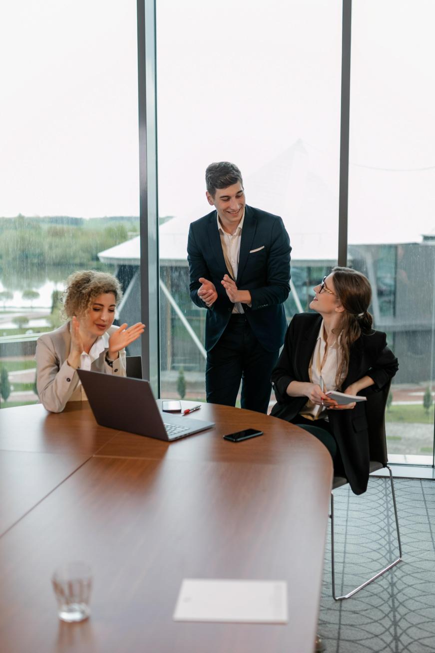 collaborateurs discutant d'un projet