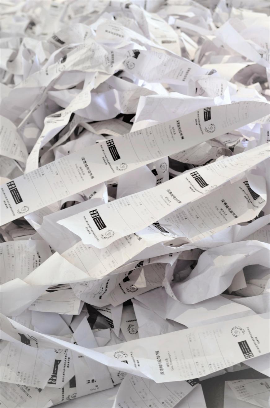 un amas de ticket de caisse