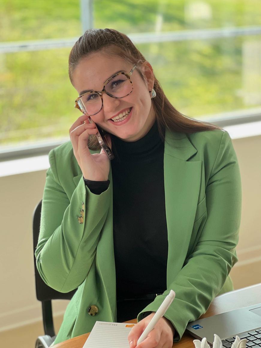 employé cerfrance BFC à l'écoute des clients