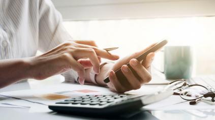 calculatrice dans une main