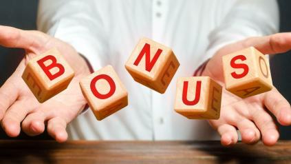 homme qui lance des dés qui écrivent bonus