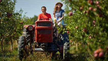 couple d'agriculteurs sur un tracteur