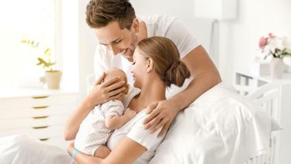 parents et bébé nouveau-né à la maternité