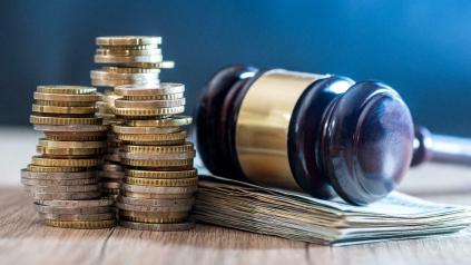 illustration loi de finance avec marteau juridique et billets de banque