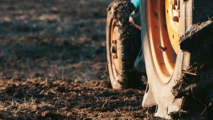 gros plan sur une roue de tracteur