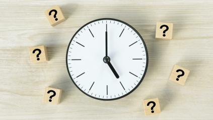 horloge et points d'interrogation symbole des heures supplémentaires