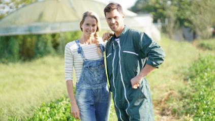 jeune couple d'agriculteurs